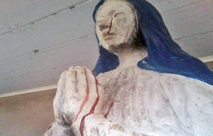 Die Statue der Jungfrau Maria weint mit blutigen Tränen