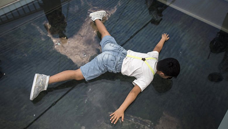 Die Glasbrücke in China knackt direkt unter den Füßen von Touristen