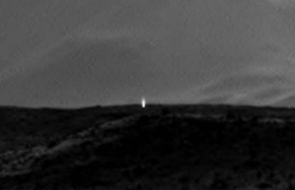 Die Lichtsäule in der Nacht auf dem Mars