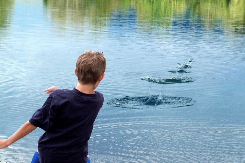 Stoneskipping: Die Geschichte und die Geheimnisse von Kieselsteinen, die auf Wasser springen