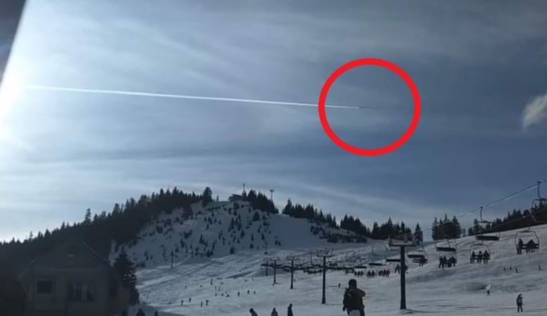 Ein seltsames UFO über Washington, als Flugzeug verkleidet