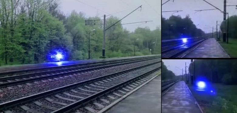 Eine seltsame blaue leuchtende Kugel fliegt über die Eisenbahn und explodiert dann.