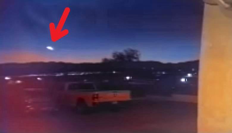 Am Abend flog ein leuchtendes UFO über die Stadt Arizona.
