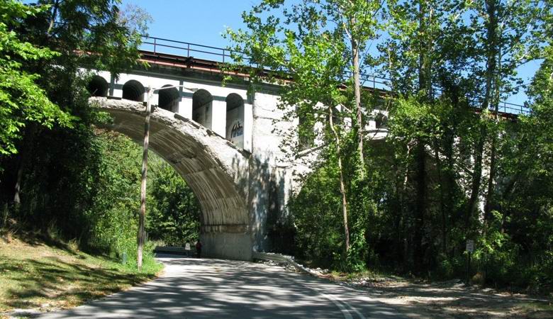 Eine mysteriöse Brücke in Indiana, die dich in eine andere Dimension bringen kann.