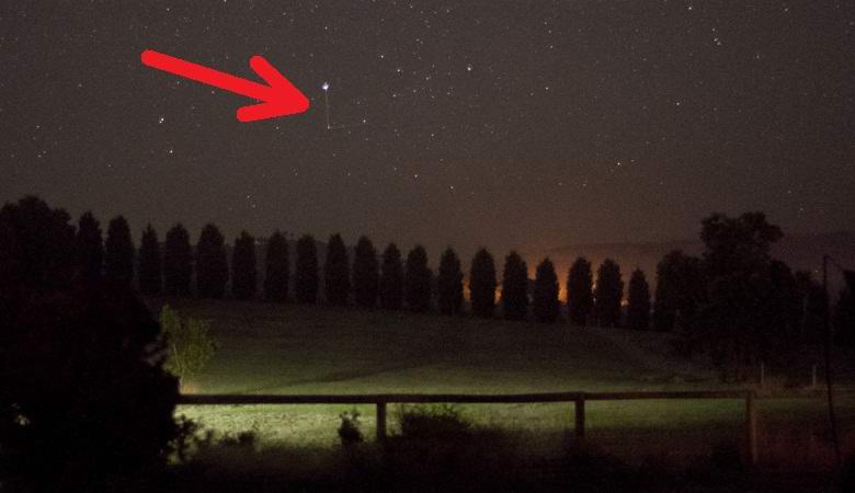 Eine mysteriöse Anomalie, die am Nachthimmel fotografiert wurde