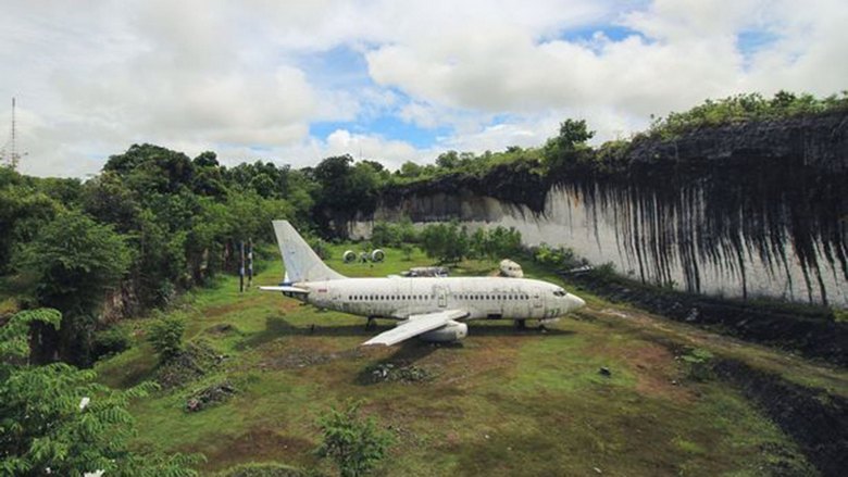 Das Geheimnis eines verlassenen Flugzeugs in Bali