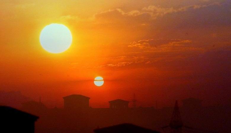 Ein Texaner hat zwei mysteriöse Sonnen am Horizont geschossen