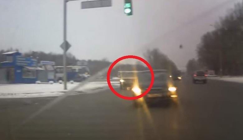 Das teleportierte Auto hat das Video in Barnaul getroffen