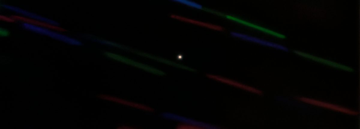 Wir haben jetzt ein schönes Farbbild von unserem neuen Mini-Mond 