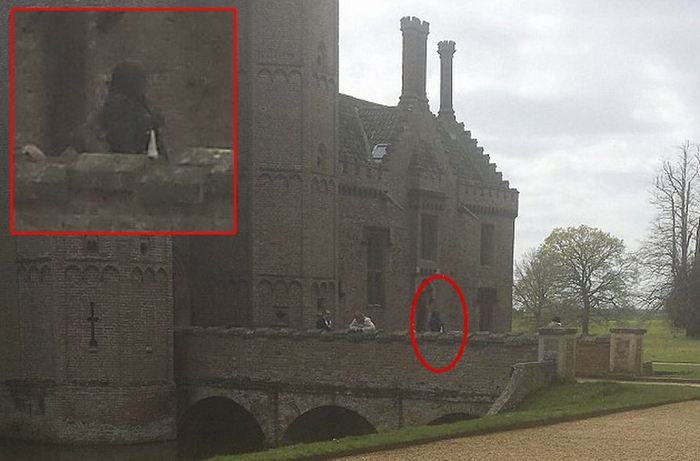 Ein Tourist hat einen Geist einer alten Burg fotografiert