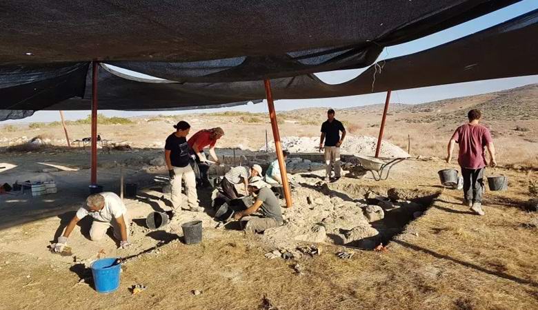 Wissenschaftler haben ein mysteriöses Artefakt entdeckt, das ihnen Unglück brachte.