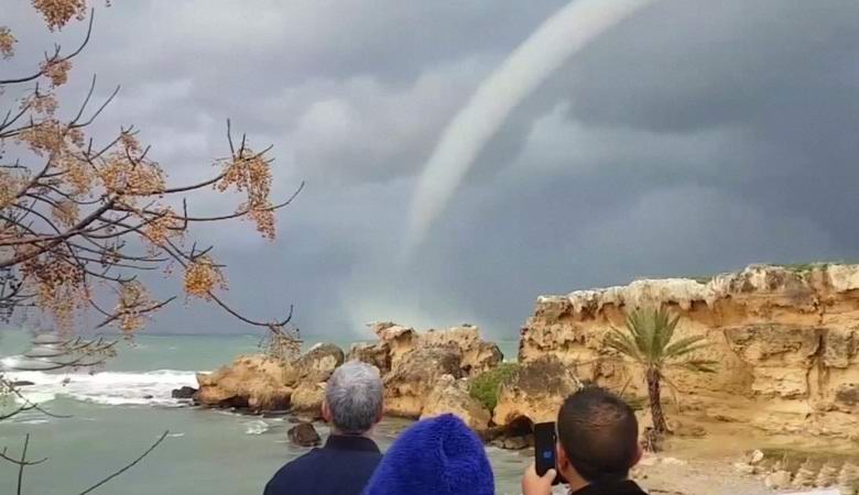 Ein erstaunlicher Tornado hat sich vor der Küste Zyperns gebildet