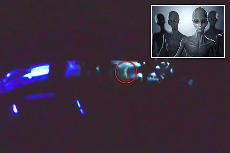 Ufologen auf einem außerirdischen Video in einem Raumschiff festgehalten