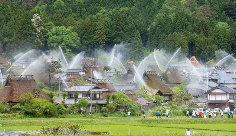 Ein einzigartiges Feuersystem hat das japanische Dorf in einen großen Brunnen verwandelt.