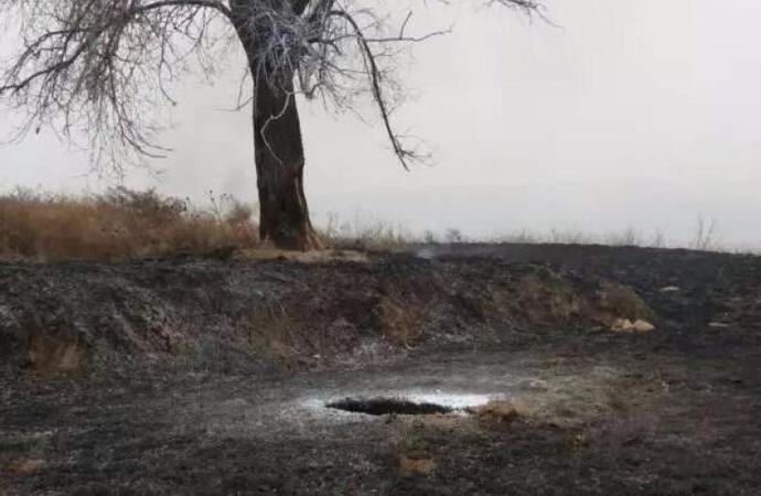 Das gefallene UFO hat ein brennendes Loch im Boden hinterlassen