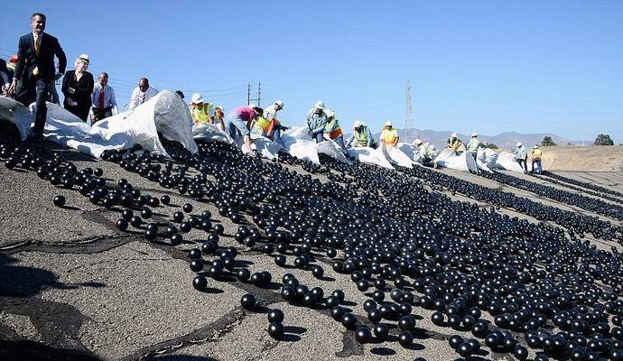 Millionen von Plastikkugeln fielen in ein amerikanisches Reservoir.