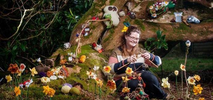 Gestrickte Tiere und Pflanzen im englischen Wald