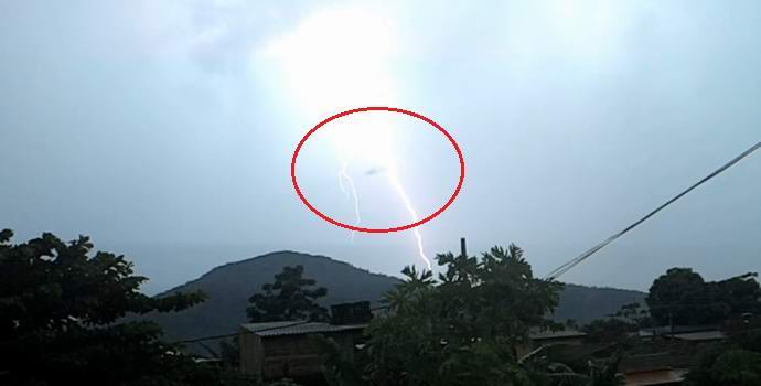 In Brasilien traf ein Blitz das UFO