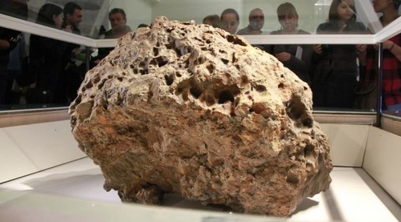 Im Tscheljabinsker Meteoriten wurde ein großer Kristall entdeckt, der einem Diamanten ähnelt.