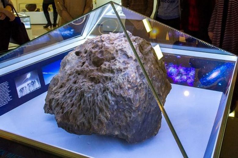 Im Tscheljabinsker Museum stieg eine Kuppel spontan über ein Fragment eines Meteoriten von 2013.