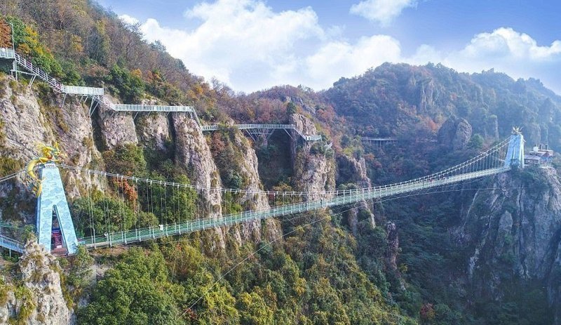 China hat eine weitere längste Glasbrücke eröffnet