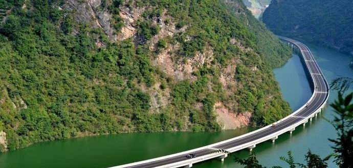 China hat sich eine erstaunliche Brücke entlang des Flusses verdient