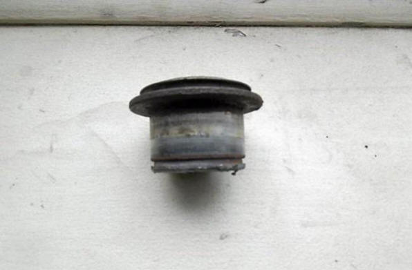 Ein unbekanntes Stahlteil flog mit hoher Geschwindigkeit bei einem Rentner ins Fenster