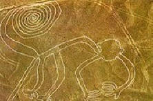 In der Nazca-Wüste hat jemand Männer aus einem fünfstöckigen Gebäude gemalt. 