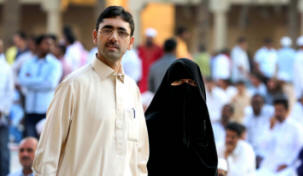 In Saudi-Arabien sah der Bräutigam die Braut zum ersten Mal während der Hochzeit und ließ sich sofort scheiden.