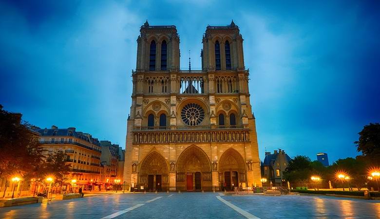 Ein Geist wurde zweimal in Notre-Dame de Paris fotografiert
