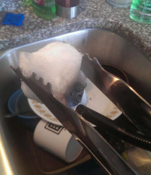 In den USA fiel Schnee, der beim Erhitzen schwarz wird und sich nicht in Wasser verwandelt.