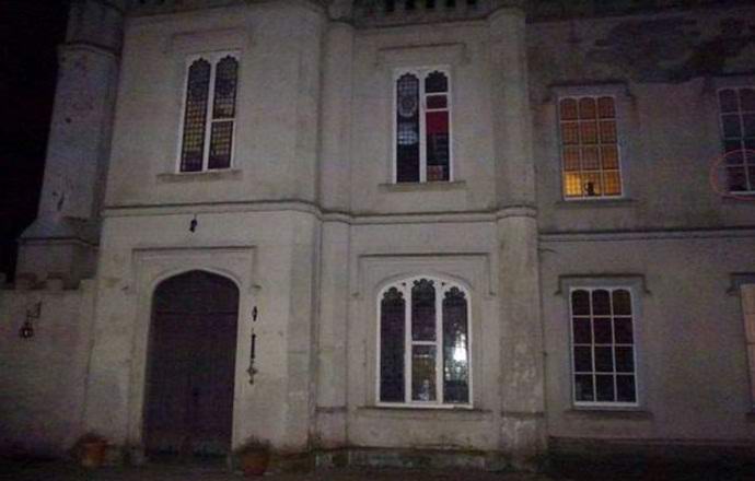 In Wales wird ein Geist eines Kindes in einem Fenster fotografiert