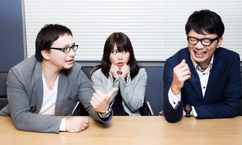 In Japan war es Frauen verboten, bei der Arbeit eine Brille zu tragen.