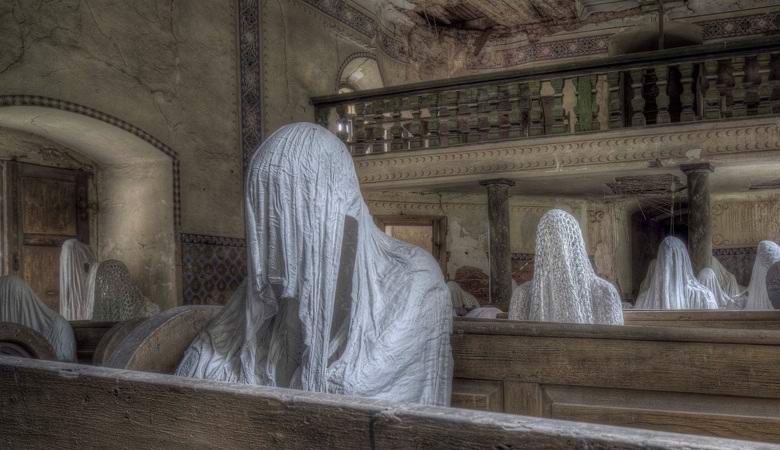 In einer verlassenen Kirche fotografierte ein Eingeborener der anderen Welt