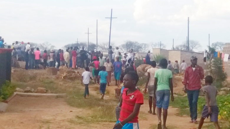 In Simbabwe geraten Frauen aufgrund unsichtbarer Kobolde in Panik.