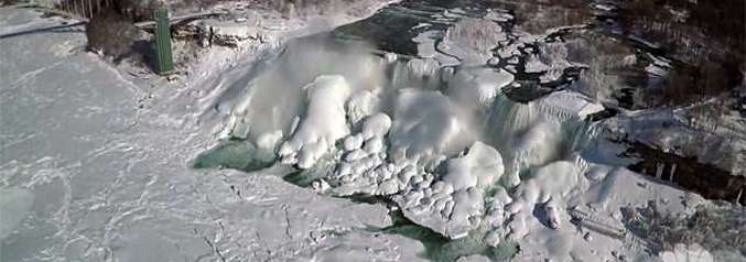 Der größte Wasserfall der Welt verwandelt sich in Eis!