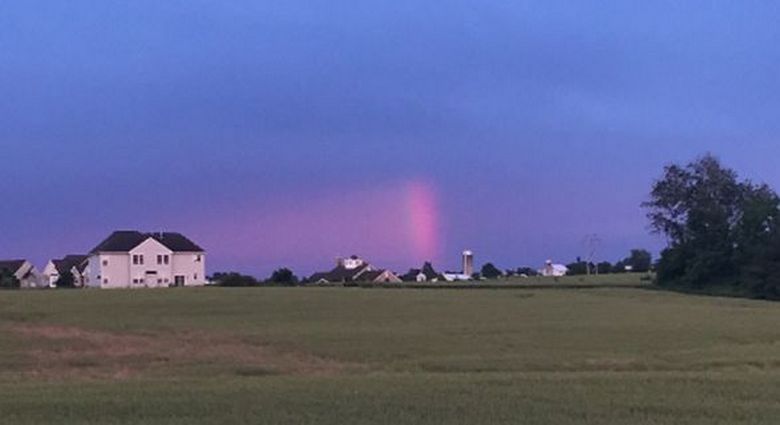 Vertikaler Regenbogen von roter Farbe