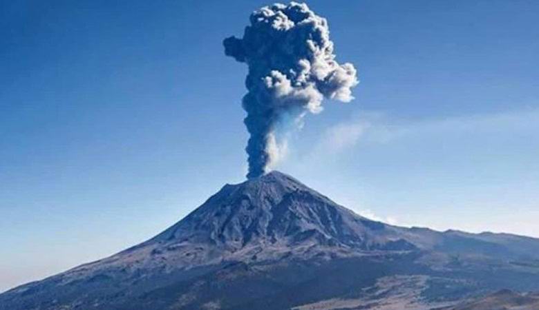 Popocatepetl warf eine Aschesäule heraus und zog ein Paar UFOs.