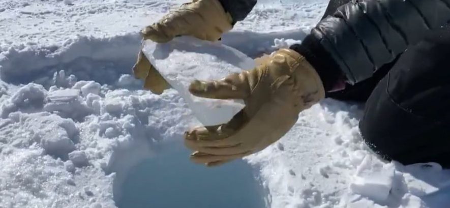 Video von Wissenschaftlern, die Eis in ein Superdeep-Bohrloch werfen, wird viral 