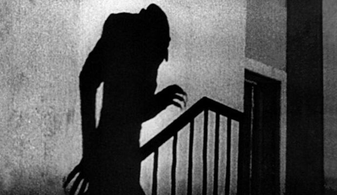 Videos und Fotos von Geistern in einer Schule in den USA. Ein mysteriöser Schatten hat Jugendliche angegriffen.