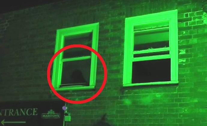 Der Geist, der aus dem Fenster schaut, wurde vor der Kamera gefilmt