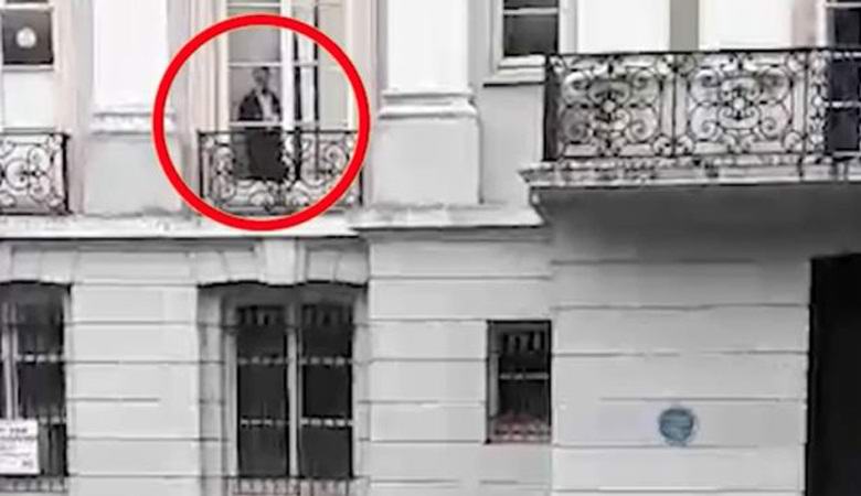Der viktorianische Geist beobachtete das Kind vom Fenster aus.