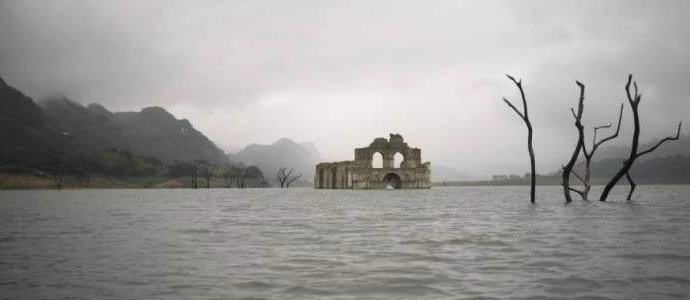 Während einer Dürre in Mexiko erschien ein alter Tempel aus dem Wasser