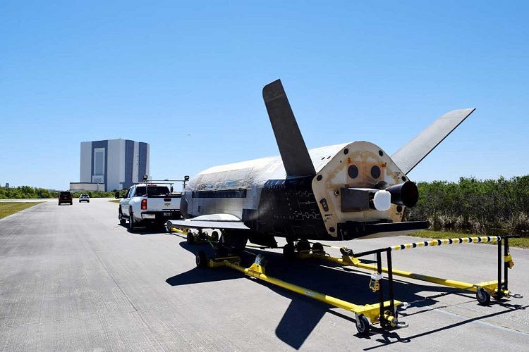 Das amerikanische Militärshuttle X-37B fährt über das Territorium Russlands