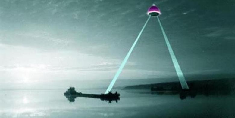 Militärdrohne gegen ein UFO, das einen Energiestrahl verwendet