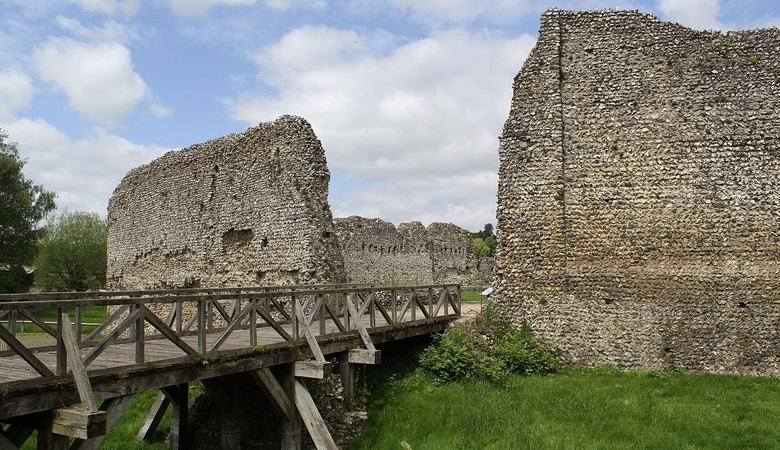 In der Nähe der Ruinen einer englischen Burg fotografierte ein Geist eines Mönchs