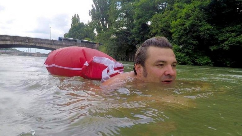 Schwimmen Sie am Fluss entlang, um nicht im Stau der Stadt zu stehen