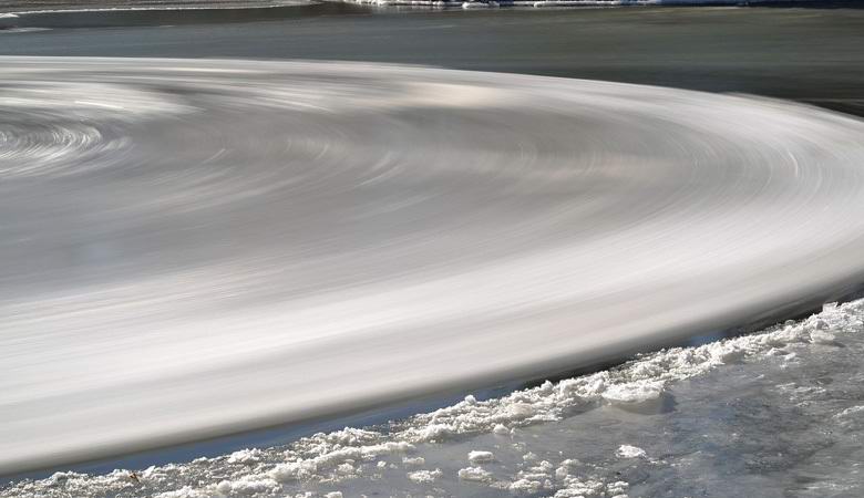 Eine rotierende Eisscheibe am belarussischen Fluss