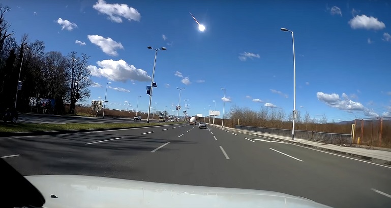 Die Explosion eines Meteoriten über Kroatien hat einen Auto-DVR (VIDEO) aufgezeichnet.