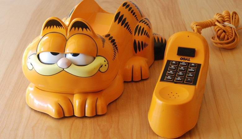 Das Geheimnis der Garfield-Telefone, die jahrzehntelang an der Küste Frankreichs gewaschen wurden, ist endlich gelöst.